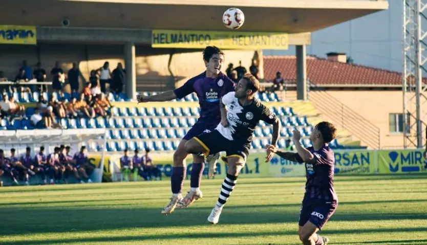 Fran Ortuño disputa un balón ante Gorka Santamaría | FOTO REAL VALLADOLID CANTERA