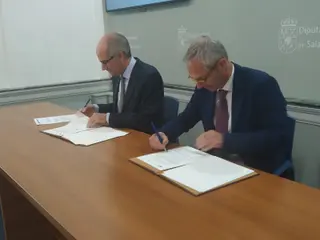 Javier Iglesias y Ricardo Rivero firman el convenio para que Regtsa cobre las tasas de la Universidad