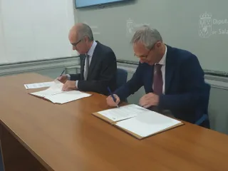 Javier Iglesias y Ricardo Rivero firman el convenio para que Regtsa cobre las tasas de la Universidad