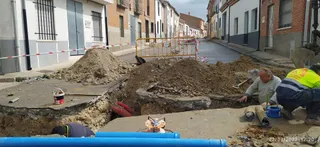 Obras de mejora de la red de abastecimiento de agua potable en la calle La Plata de Macotera