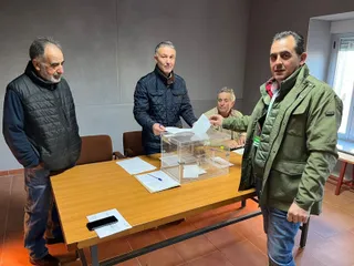 Juan Luis Delgado, presidente de ASAJA, votando en Cabeza del Caballo