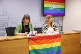 María Sánchez y María García informan sobre una de las propuestas que el PSOE llevará al próximo Pleno