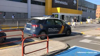 Imagen de archivo de un vehículo de Policía Naciona en el aparcamiento exterior del hipermercado Carrefour de Salamanca