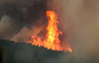 Imagen de archivo de un incendio forestal declarado en Las Hurdes y la Sierra de Gata (Cáceres), muy cerca de la provincia de Salamanca. Vicente / ICAL
