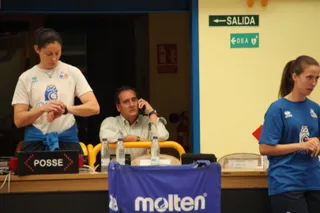 Jorge Recio, al teléfono durante el entrenamiento | FOTO ANDREA MATEOS