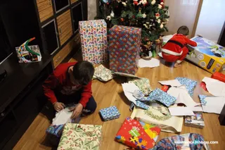 Niños abriendo regalos (6)