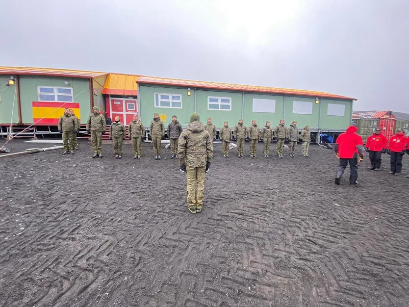 Los componentes de la XXXVI campaña Antártica del Ejército de Tierra en la base