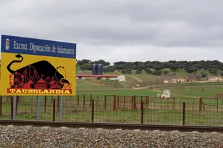 Cartel anunciador de "Taurolandia" en la finca de Castro Enríquez.