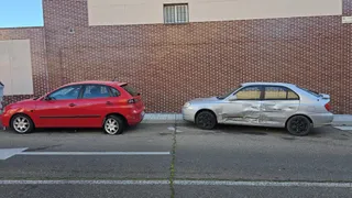 Vehículos dañados aparcados en la avenida de los Cipreses. Fotos Andrea M.