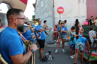 Desfile de peñas en Castellanos de Moriscos (1)