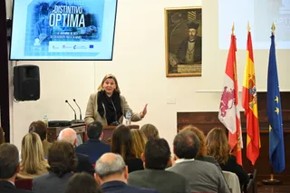 La consejera de Familia e Igualdad de Oportunidades, Isabel Blanco, durante la entrega del distintivo ‘Óptima Castilla y León’