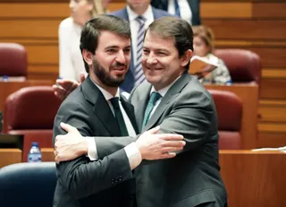 Abrazo entre Mañueco y García Gallardo (Agencia ICAL)