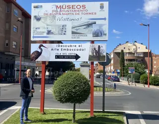 El concejal Juan Carlos Bueno muestra la nueva señalización turística