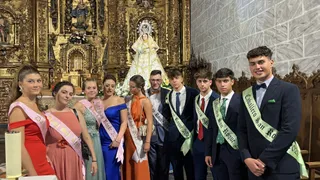 La corte de honor de las fiestas de San Roque junto a la Virgen de la Encina