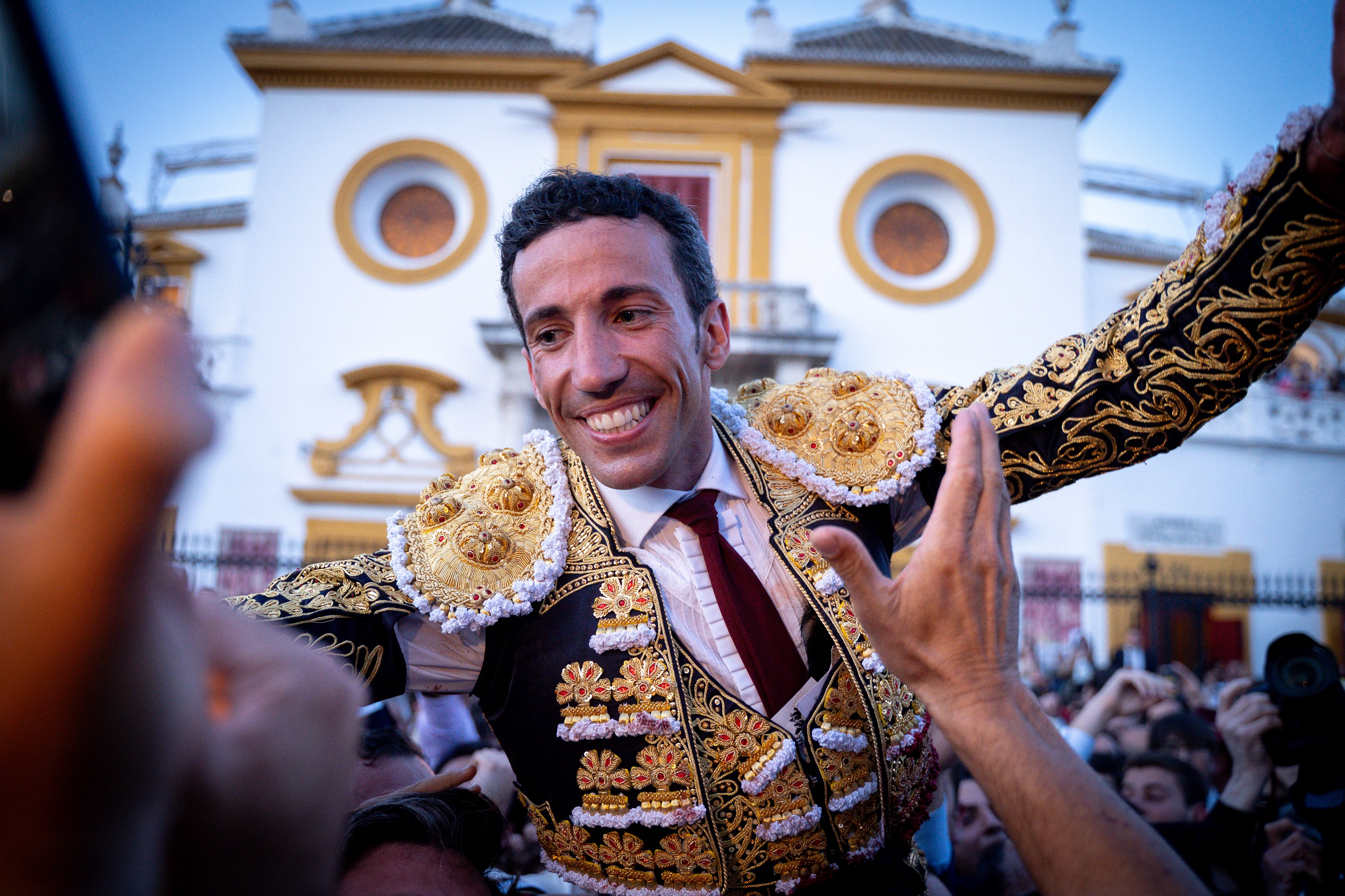 David de Miranda cruzando la Puerta del Pr&iacute;ncipe de Sevilla | Vanesa Santos