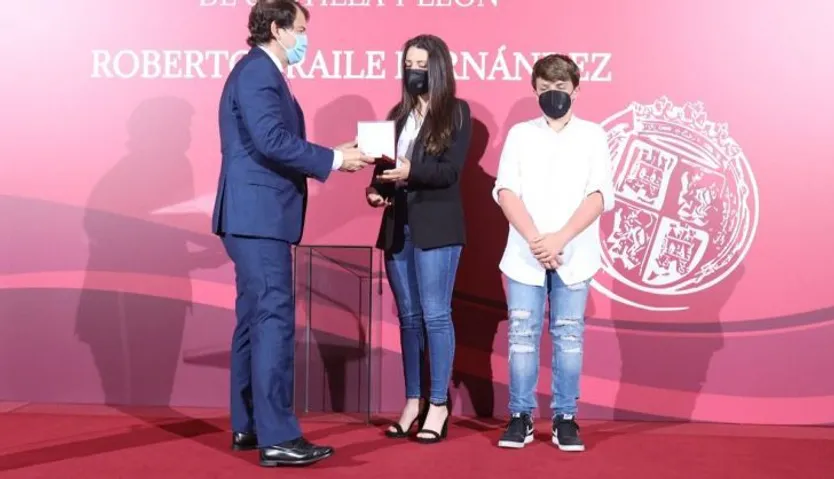 La Junta entrega la Medalla al Mérito Profesional a Roberto Fraile 