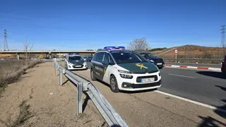 Dos jóvenes fallecen y tres resultan heridos graves en un accidente de tráfico