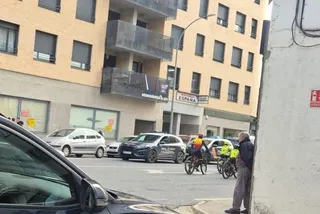 Dos coches de la Policía Nacional tras el incidente ocurrido en una pelea de cinco jóvenes en Béjar