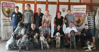 Los cazadores concluyen la formación junto a su perro de muestra para practicar una caza más responsable