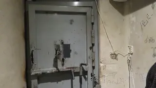 Puerta de seguridad de una de las viviendas que fueron registradas
