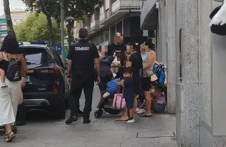 La Policía Nacional identifica a unas mujeres en las inmediaciones de la plaza de España tras sustraer supuestamente  unos perfumes
