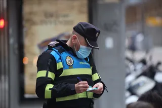 Un policía local expide una multa en Salamanca. Foto de archivo