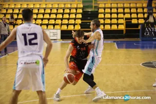 Gacic, en una acción ante Cantbasket.