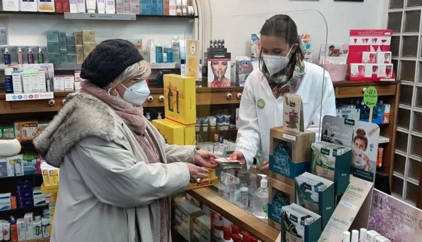 La subdelegada visita una de las farmacias salmantinas
