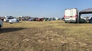 Sigue la rave con cientos de campistas en el entorno del pantano de Santa Teresa