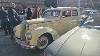 GALERÍA | Coches clásicos en la Plaza Mayor de Salamanca