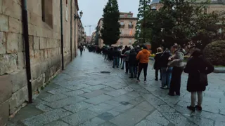 Aficionados haciendo cola para conseguir los abonos