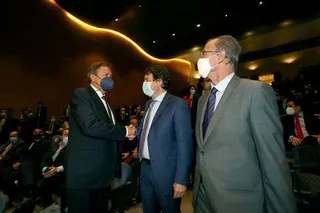 El presidente de la Junta de Castilla y León, Fernández Mañueco, el vicepresidente, Francisco Igea y el presidente de las cortes, Luis Fuentes asisten a la entrega de los Premios Castilla y León Económica