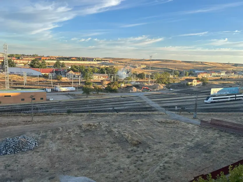 Un incendio en las vías del tren quema varias traviesas de madera en Calzada de Medina
