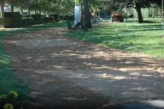 Arena del coso taurino para mejorar el camino interior del Parque del Pozuelo