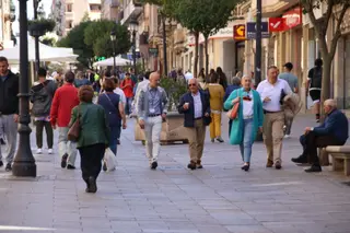 Gente paseando por las calles de Salamanca