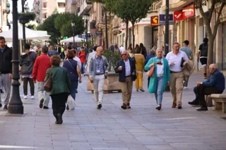 Gente paseando por las calles de Salamanca