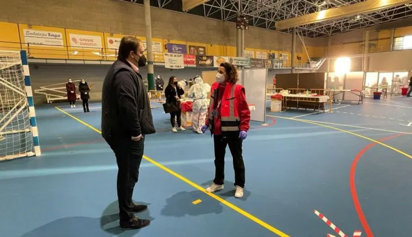 El alcalde Roberto Martín, en el pabellón donde ha comenzado el cribado