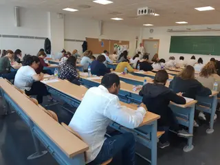 Opositores en un aula