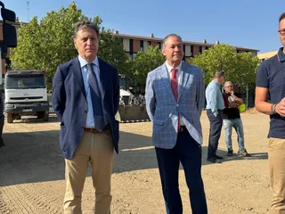El alcalde de Salamanca, Carlos García Carbayo, visita las obras del nuevo aparcamiento gratuito en superficie del barrio El Zurguén | Belén Hurtado