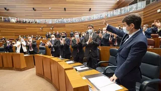 El presidente de la Junta de Castilla y León y presidente del PP en la región, Alfonso Fernández Mañueco (d), es aplaudido tras intervenir en su debate de investidura | Foto: EP