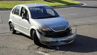Colisión lateral entre dos vehículos en la rotonda de San Juan Bosco | Andrea Mateos