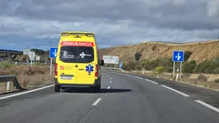 Ambulancia en la A66 a la altura de Mozárbez