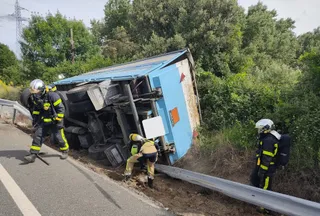 Derrame de cloro tras una colisión entre un camión y un turismo en la N-403, en El Tiemblo (Ávila). Foto: Bomberos de Ávila