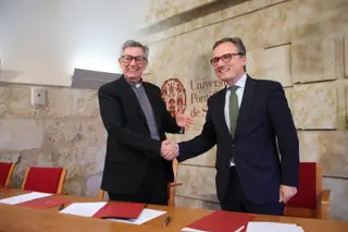 Firma de un convenio con la empresa farmacéutica Pfizer para poner en marcha la nueva Cátedra Éfeso. 