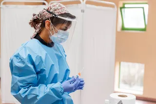 Una enfermera se dispone a poner una dosis de la vacuna contra el coronavirus. Foto: ICAL