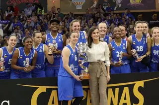 LA REINA LETIZIA ENTREGANDO LA COPA DE LA REINA DE BALONCESTO