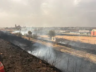 Los bomberos sofocan un gran incendio en el Polígono Industrial de Los Montalvos