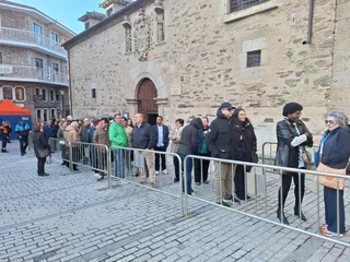Largas colas para ver a Santa Teresa en la primera jornada de veneración en Alba de Tormes
