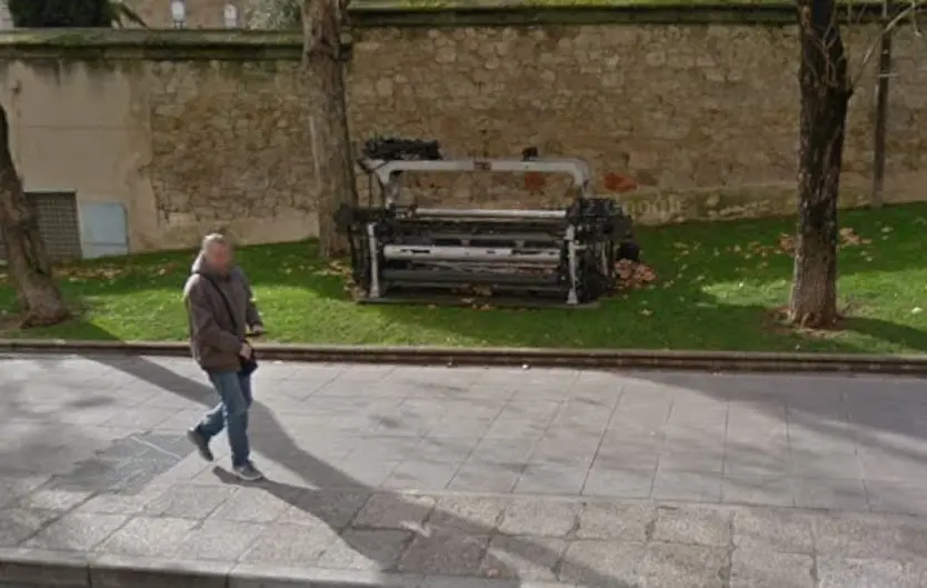 Telar ubicado en la avenida de Villamayor