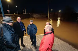 El alcalde de Valladolid, Jesús Julio Carnero, visita Puente Duero por la crecida del río | Ical
